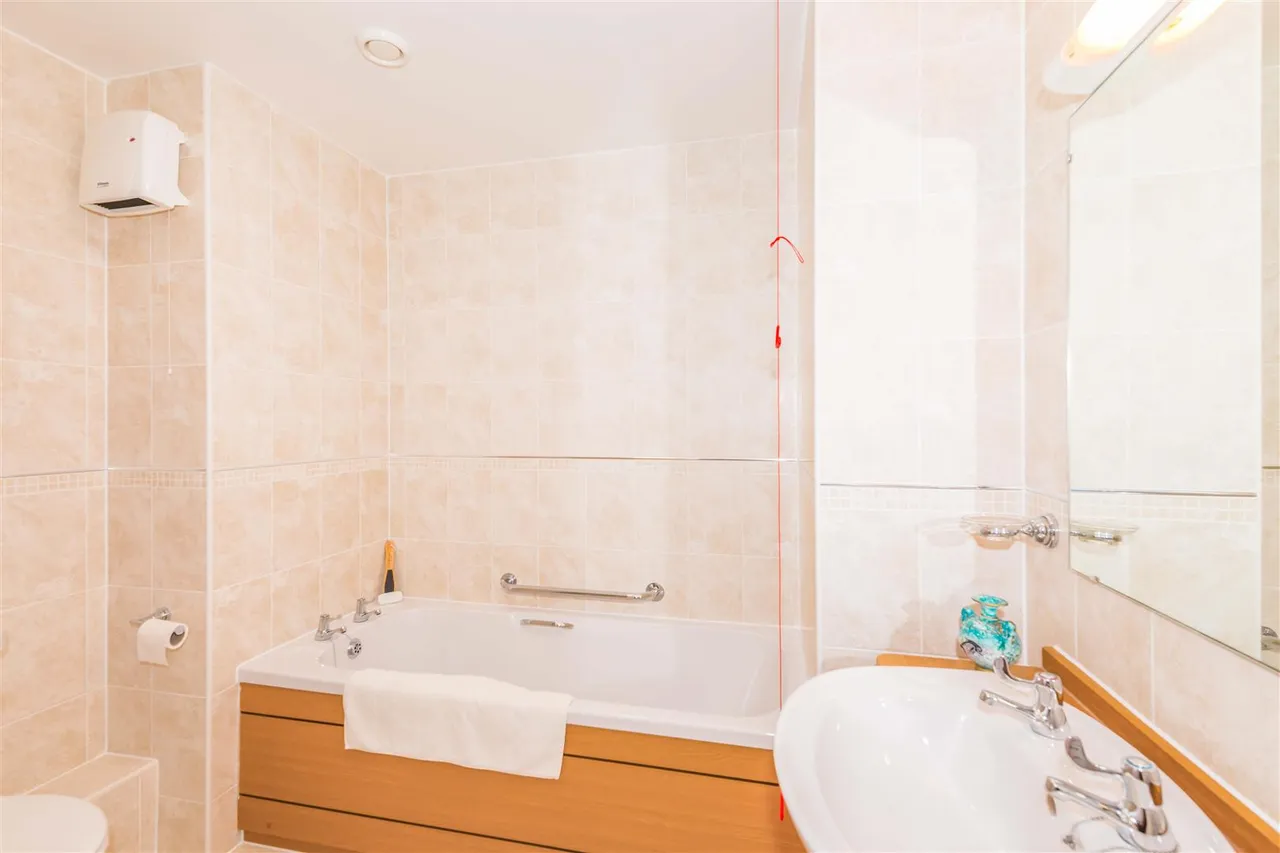 Oakfield, Sale, M33, photo 10