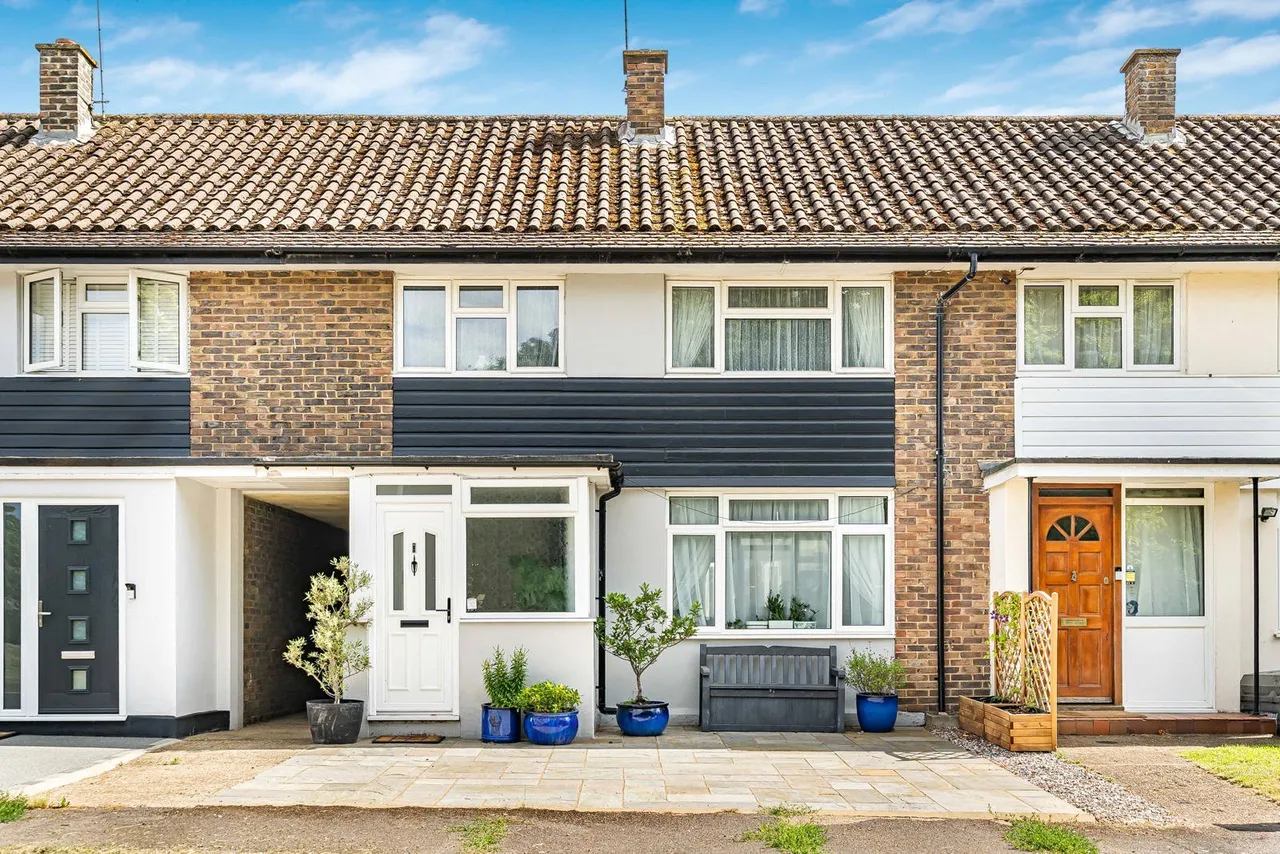 3 bed house to rent, Portsmouth Road, Cobham, KT11