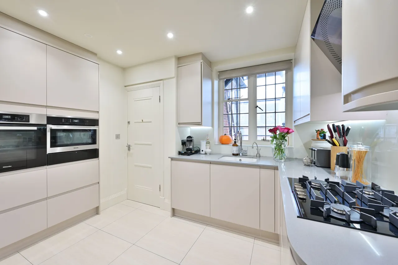 74 Highlands Heath, Portsmouth Road, London, photo 2