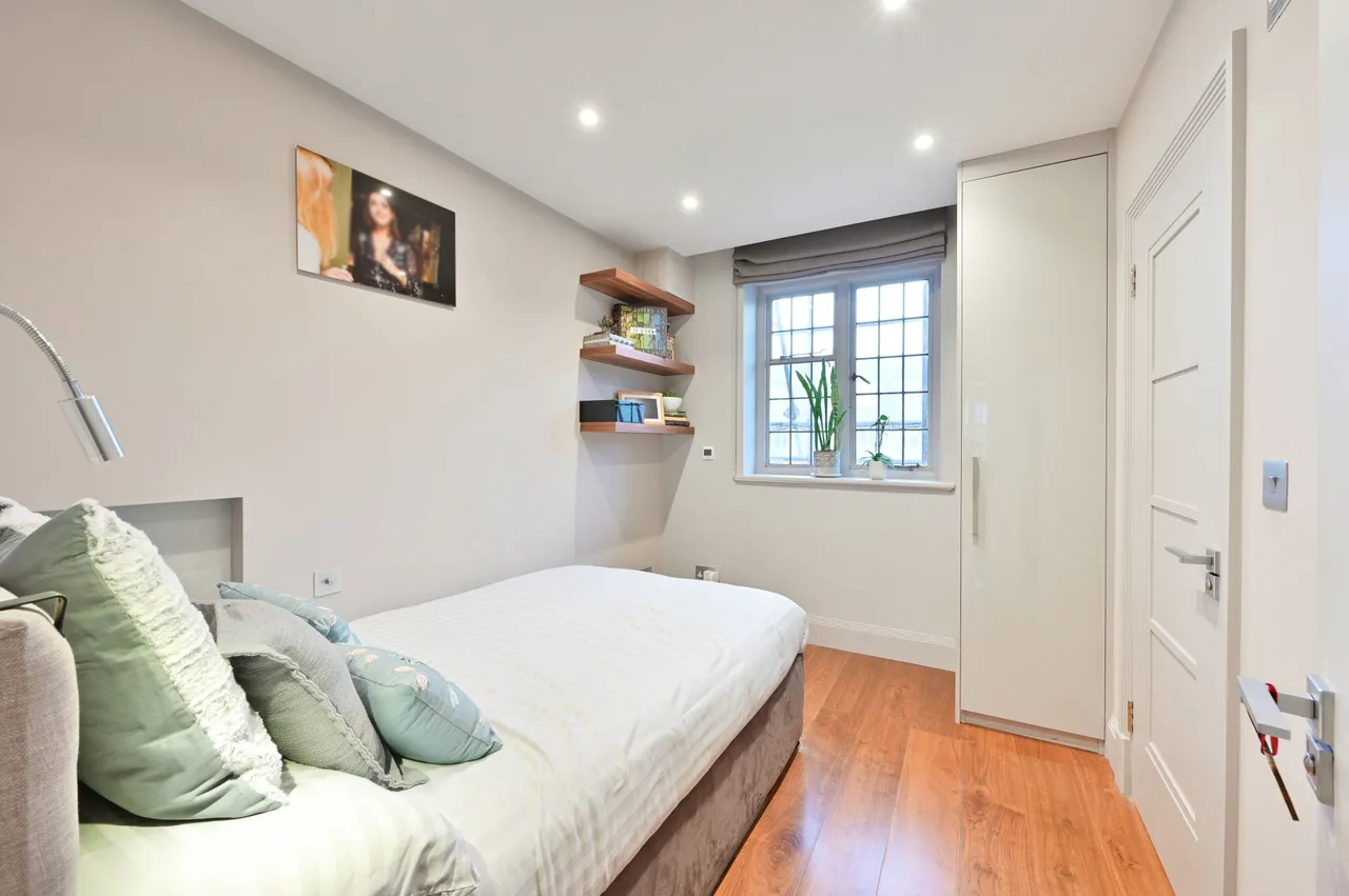 74 Highlands Heath, Portsmouth Road, London, photo 12