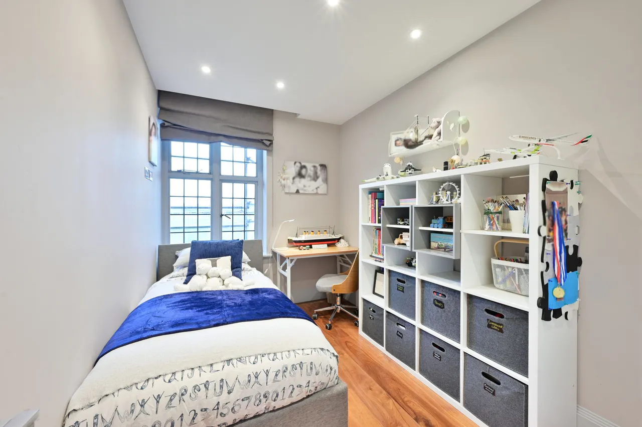 74 Highlands Heath, Portsmouth Road, London, photo 4