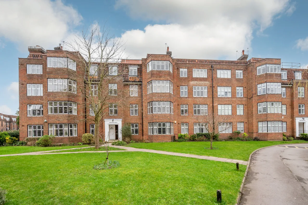 4 bed flat for sale — 74 Highlands Heath, Portsmouth Road, London