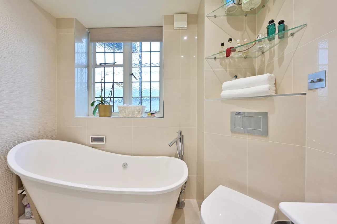74 Highlands Heath, Portsmouth Road, London, photo 5