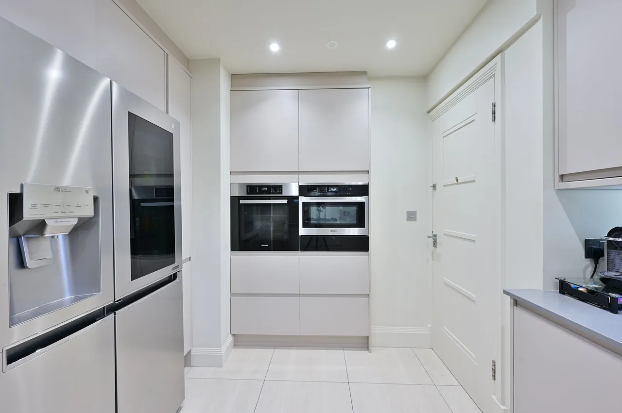 74 Highlands Heath, Portsmouth Road, London, photo 6