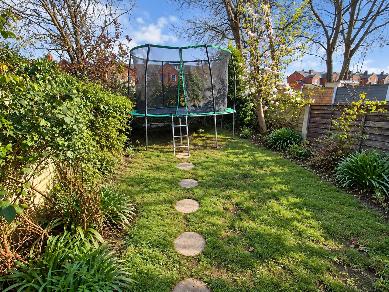 Laburnum Road, Denton, M34, photo 11