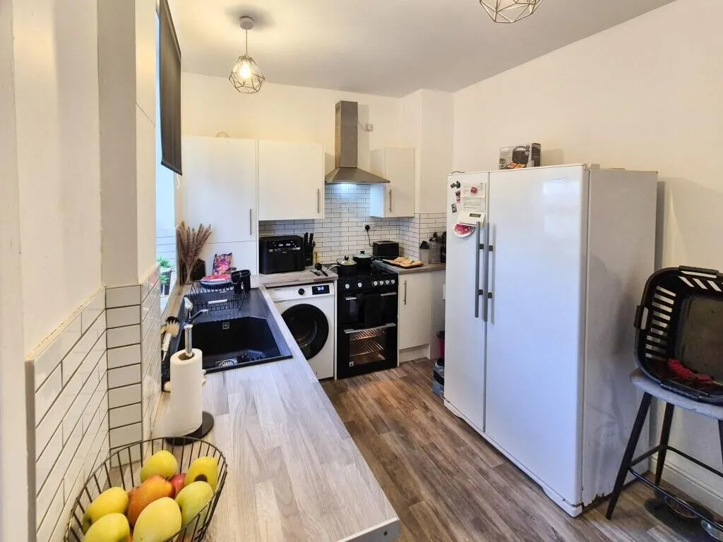 Laburnum Road, Denton, M34, photo 3