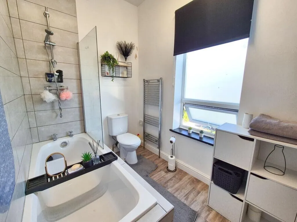 Laburnum Road, Denton, M34, photo 7