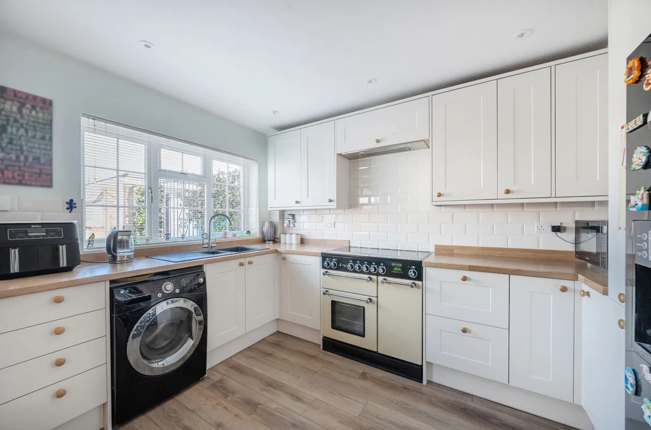 Chequer Tree Close, Knaphill, GU21, photo 15