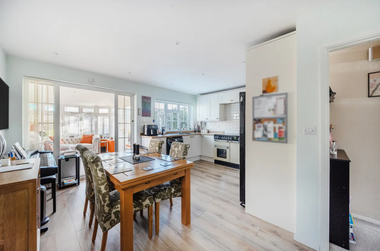 Chequer Tree Close, Knaphill, GU21, photo 2