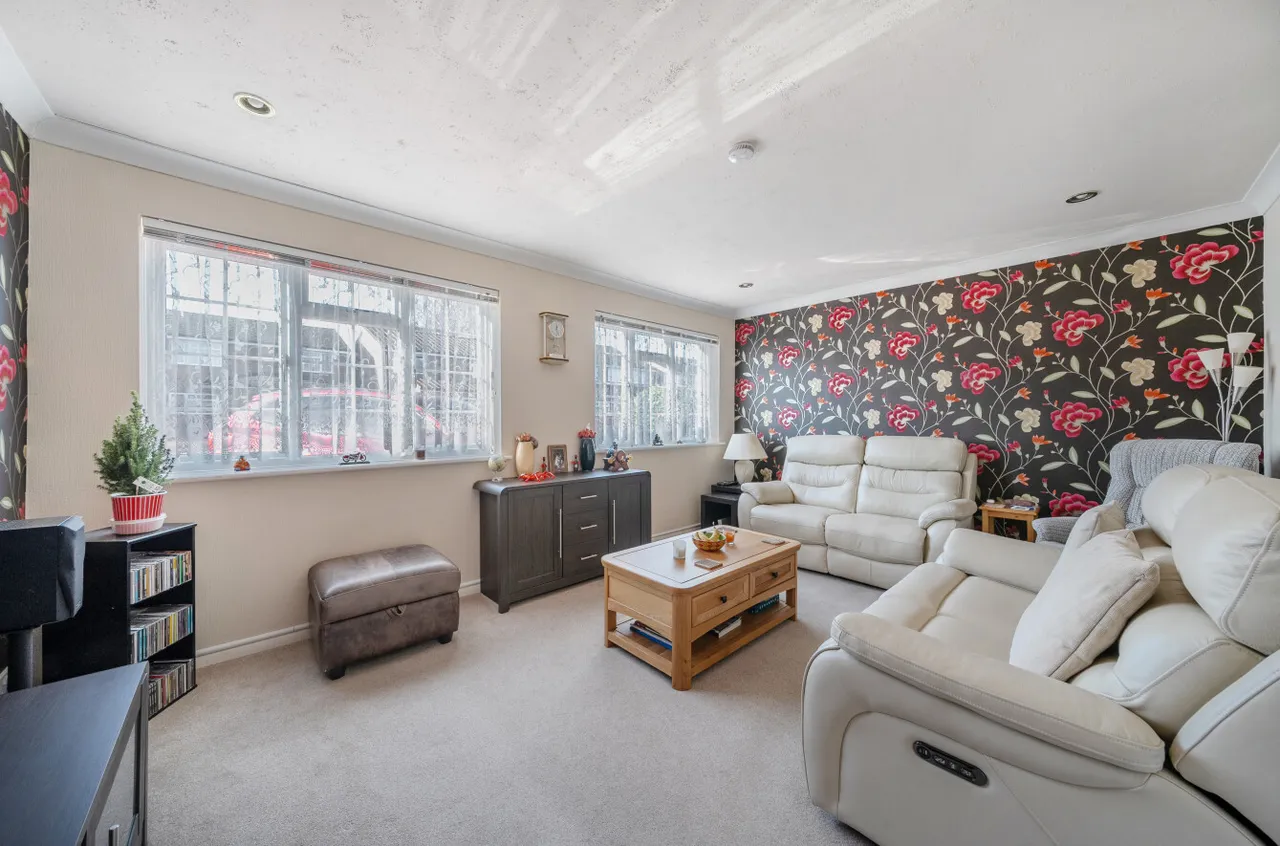 Chequer Tree Close, Knaphill, GU21, photo 4