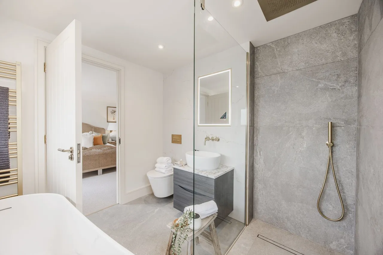 A Luxury Finish Home on the Norfolk C, photo 17