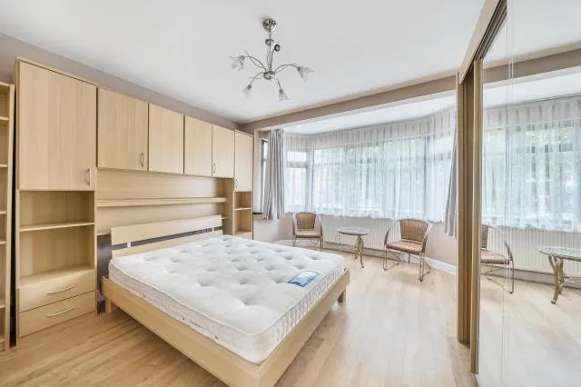 Sussex Ring, London, N12, photo 8