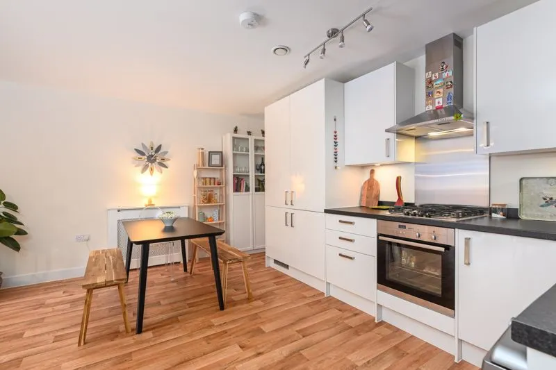 Alderson Grove, Walton-On-Thames KT12 5EG, photo 4