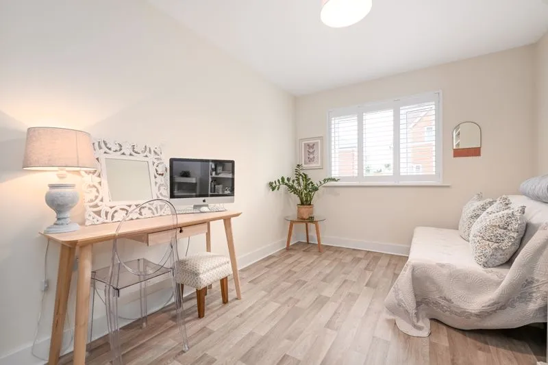 Alderson Grove, Walton-On-Thames KT12 5EG, photo 8