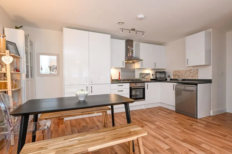Alderson Grove, Walton-On-Thames KT12 5EG, photo 6