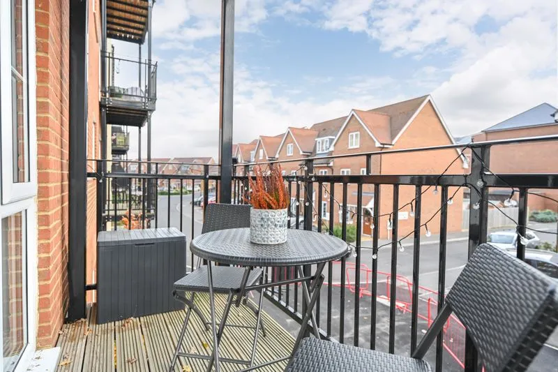 Alderson Grove, Walton-On-Thames KT12 5EG, photo 2