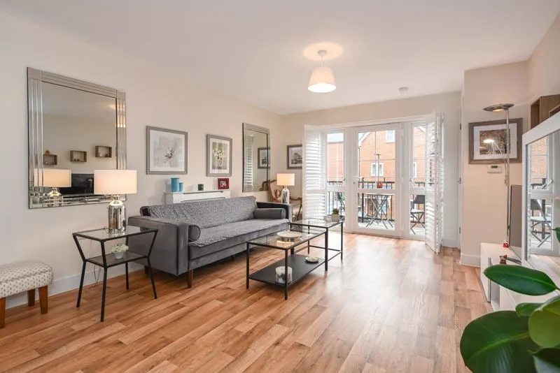 Alderson Grove, Walton-On-Thames KT12 5EG, photo 5