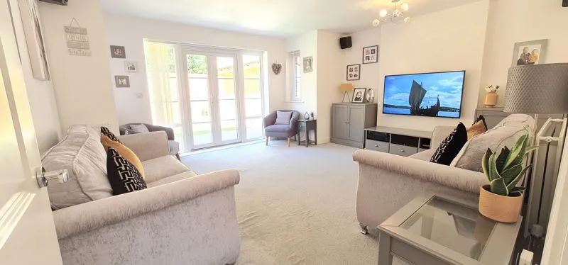 Claremont Crescent, Rayleigh, Essex, SS6 9GZ, photo 2