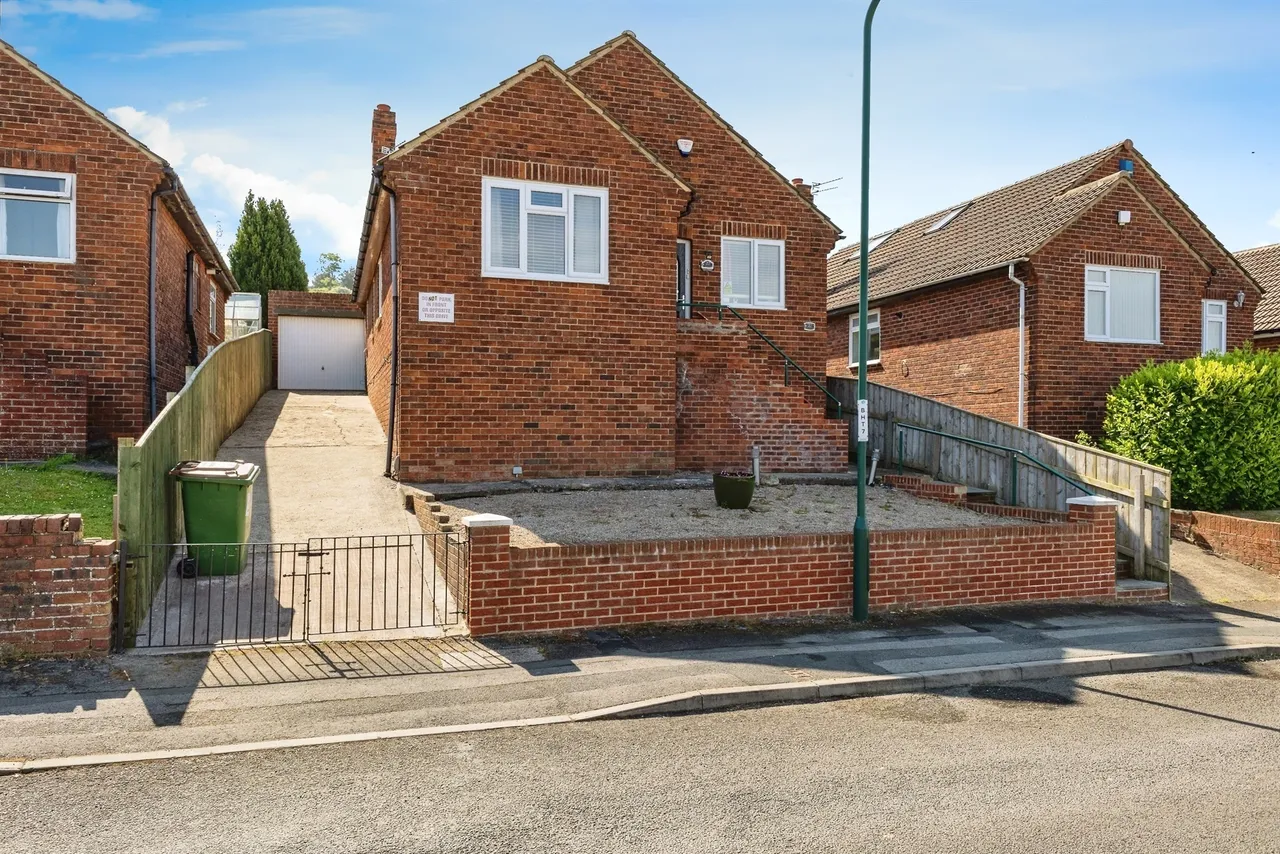 3 bed house for sale — Farmbank Road, Ormesby, Middlesbrough