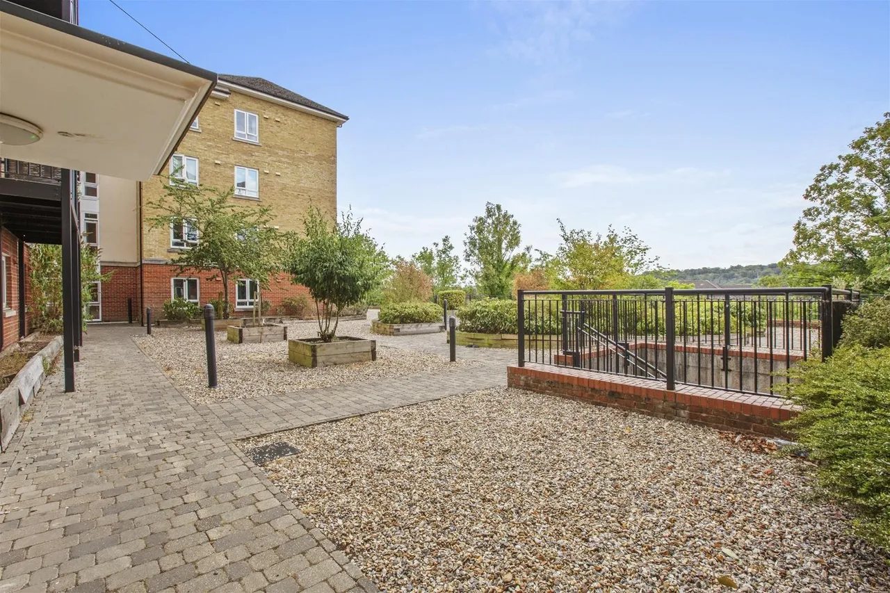Mathews House, Tadros Court, HP13, photo 9