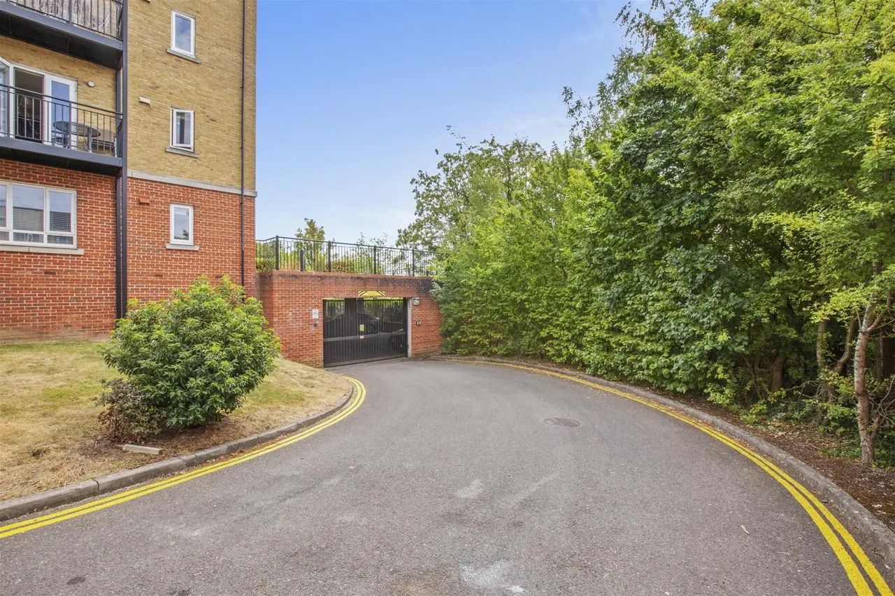 Mathews House, Tadros Court, HP13, photo 12