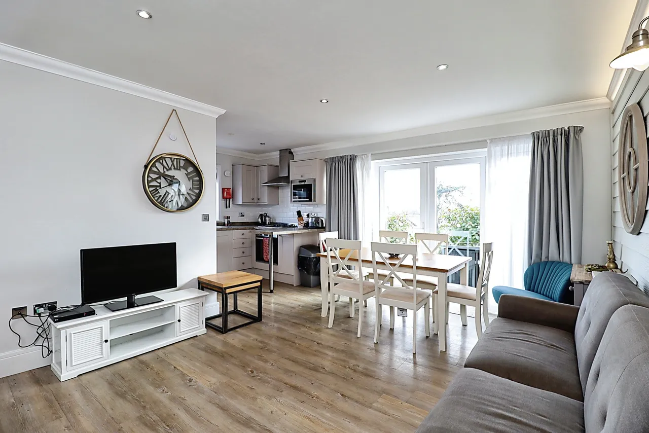 2 bed house for sale, Fort Warden Road, Totland Bay, PO39