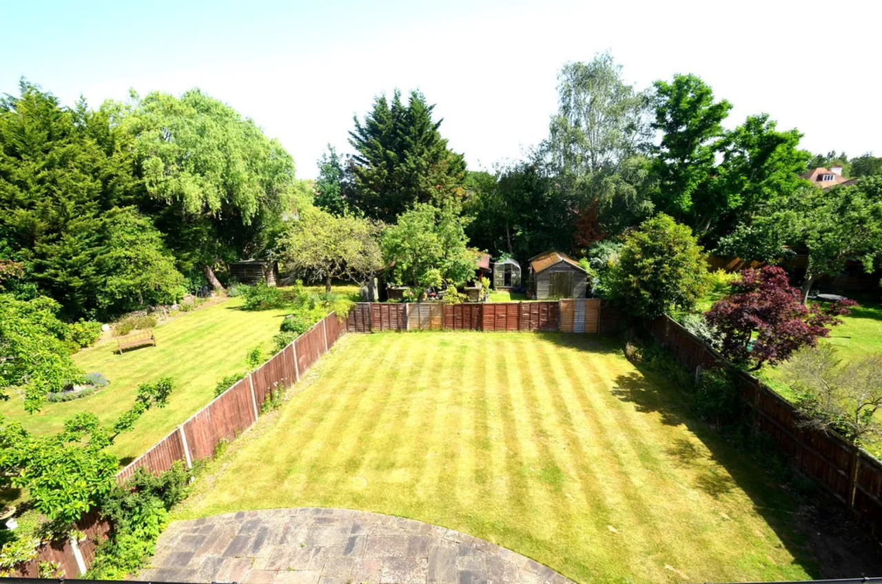 Midway, Walton-on-Thames, photo 24