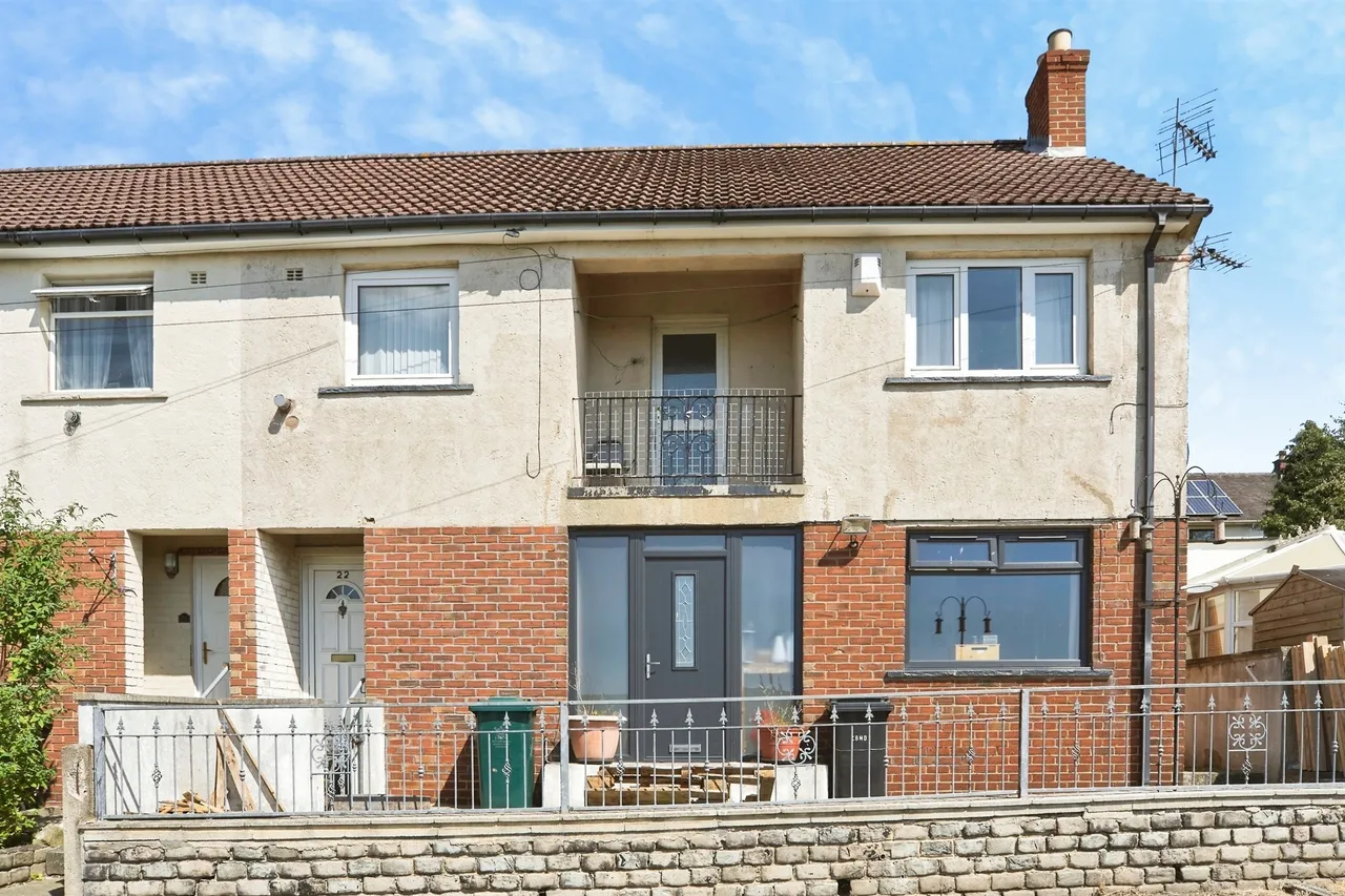2 bed flat for sale — Gray Avenue, Shipley