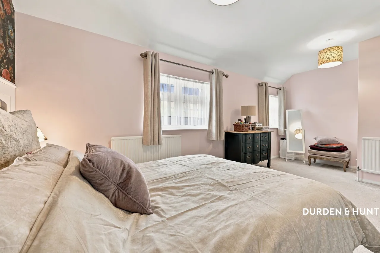 Swindon Lane, Harold Hill, RM3, photo 11