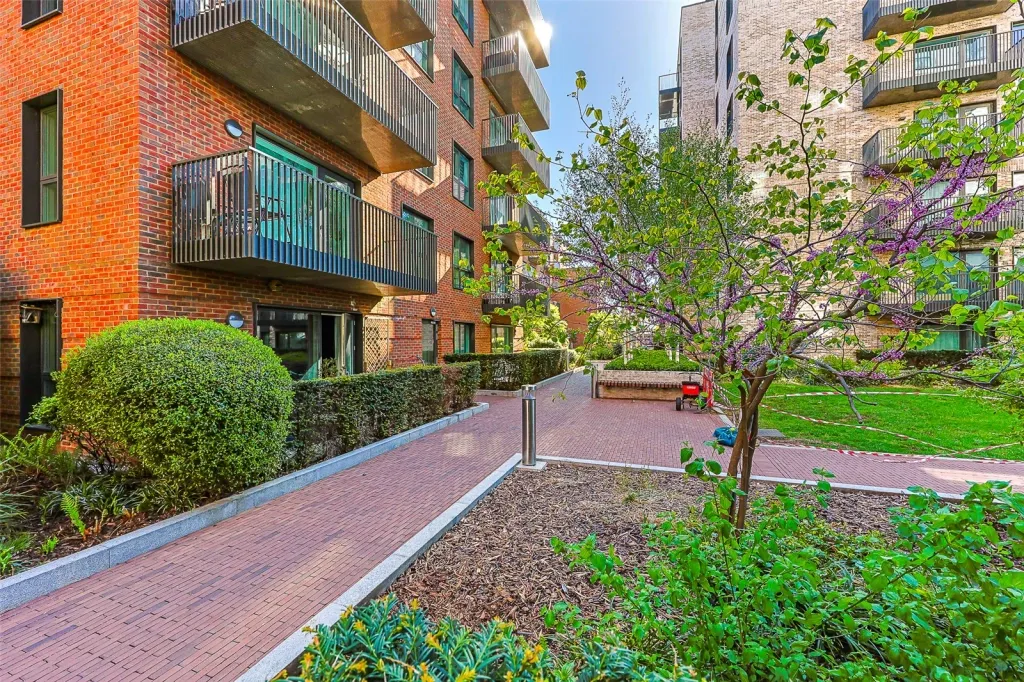 Greenleaf Walk, Southall, UB1, photo 10