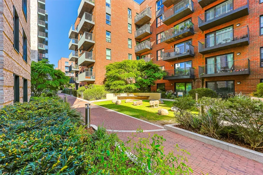 Greenleaf Walk, Southall, UB1, photo 12