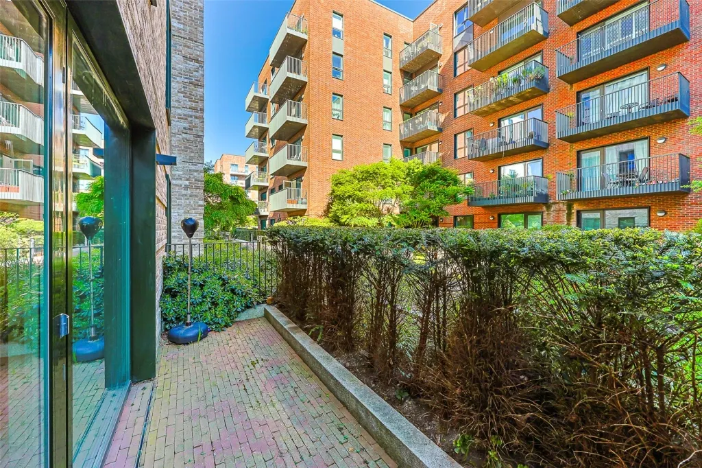 Greenleaf Walk, Southall, UB1, photo 9