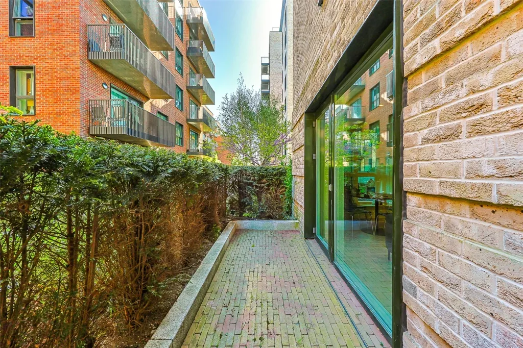 Greenleaf Walk, Southall, UB1, photo 11