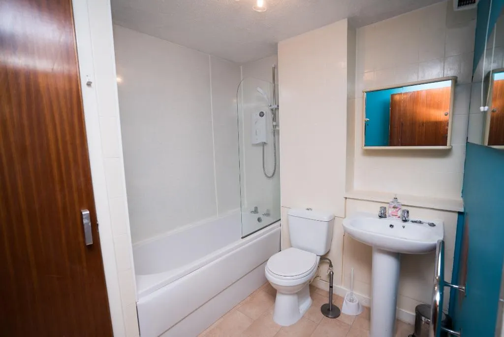 Richmond Court, Rosemount, AB25, photo 6