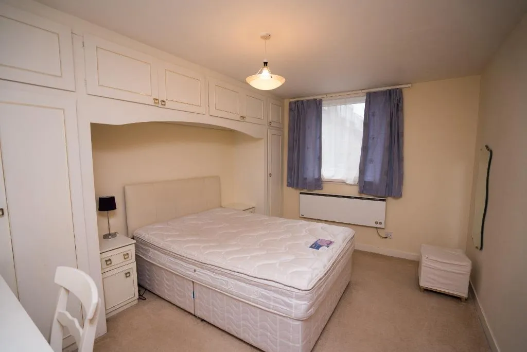 Richmond Court, Rosemount, AB25, photo 5