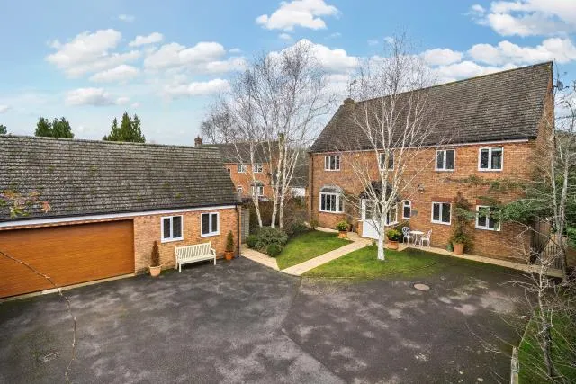 5 bed house for sale, Banbury Road, Daventry, NN11