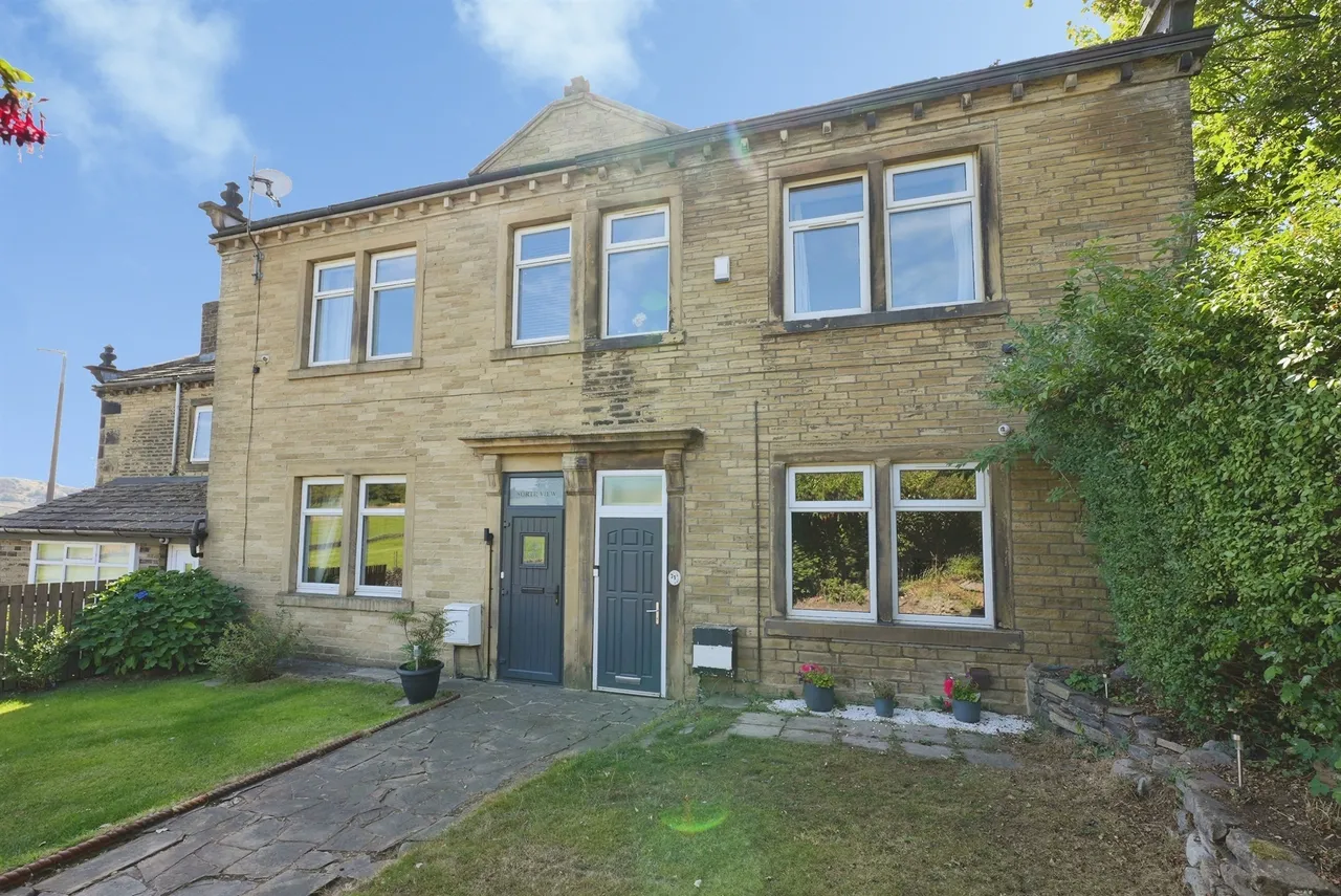 3 bed house for sale — Keighley Road, Halifax