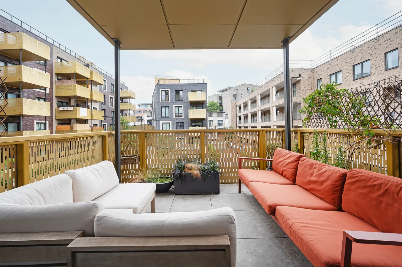 3 bed flat for sale — (35% Share) 8 Wintergreen Court, Homerton High Street, LONDON