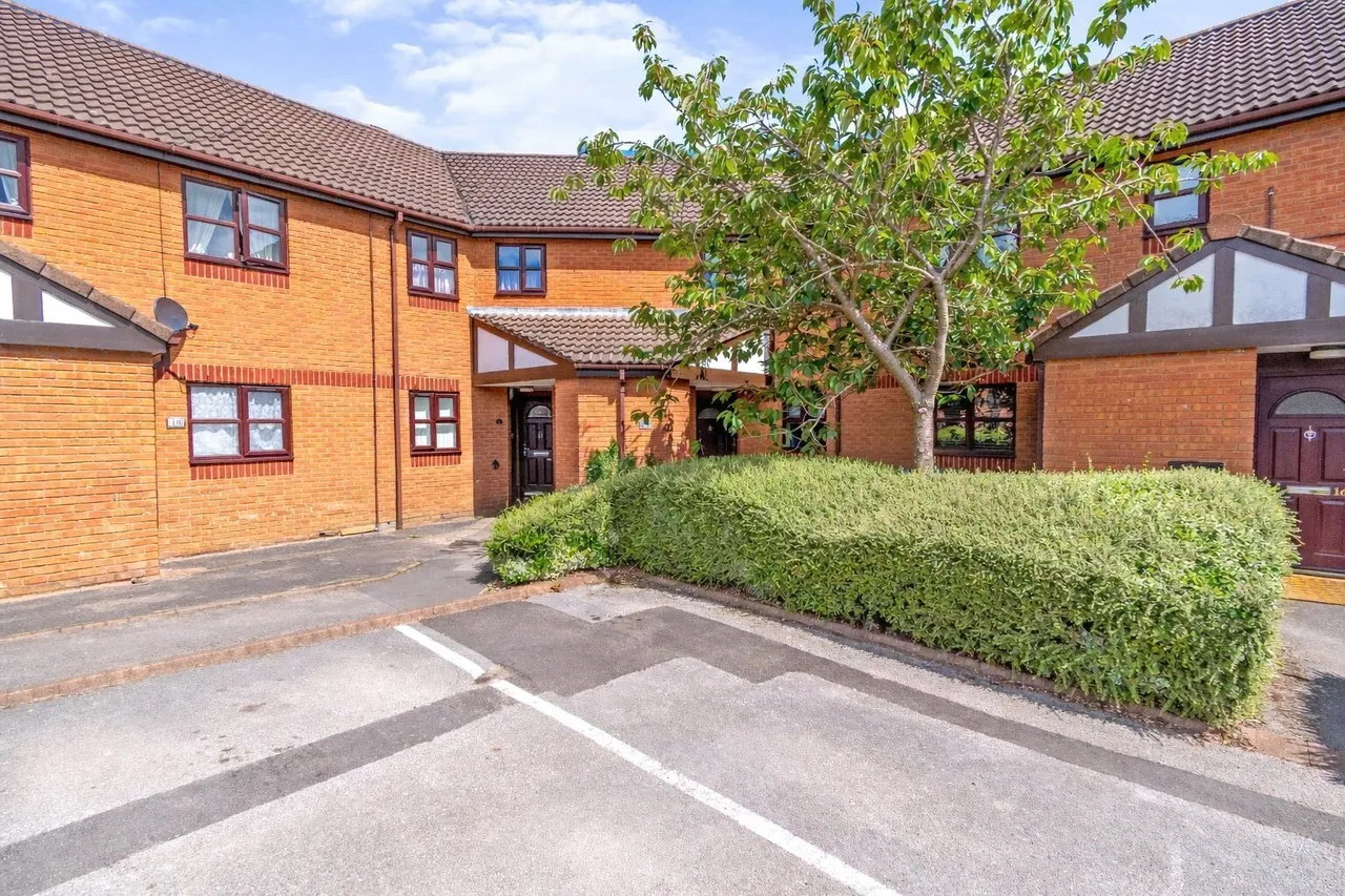 2 bed flat for sale — Woodford End, Chadsmoor, Cannock, Staffordshire, WS11