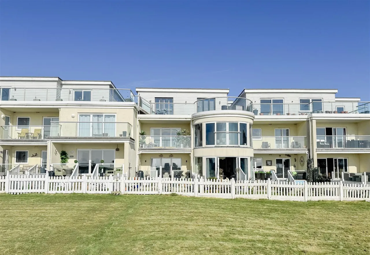 2 bed flat for sale — The Sea House, 2 Herbrand Walk, Cooden, East Sussex, TN39 4BW