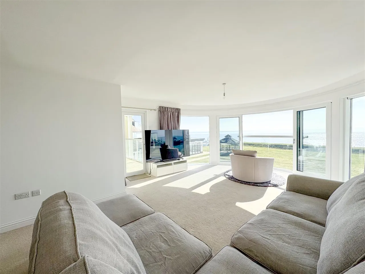 The Sea House, 2 Herbrand Walk, Cooden, East Sussex, TN39 4BW, photo 2