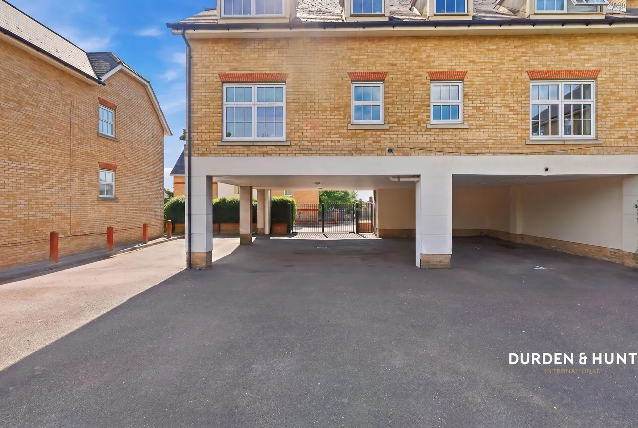 Tomswood Hill, Hainault, IG6, photo 13