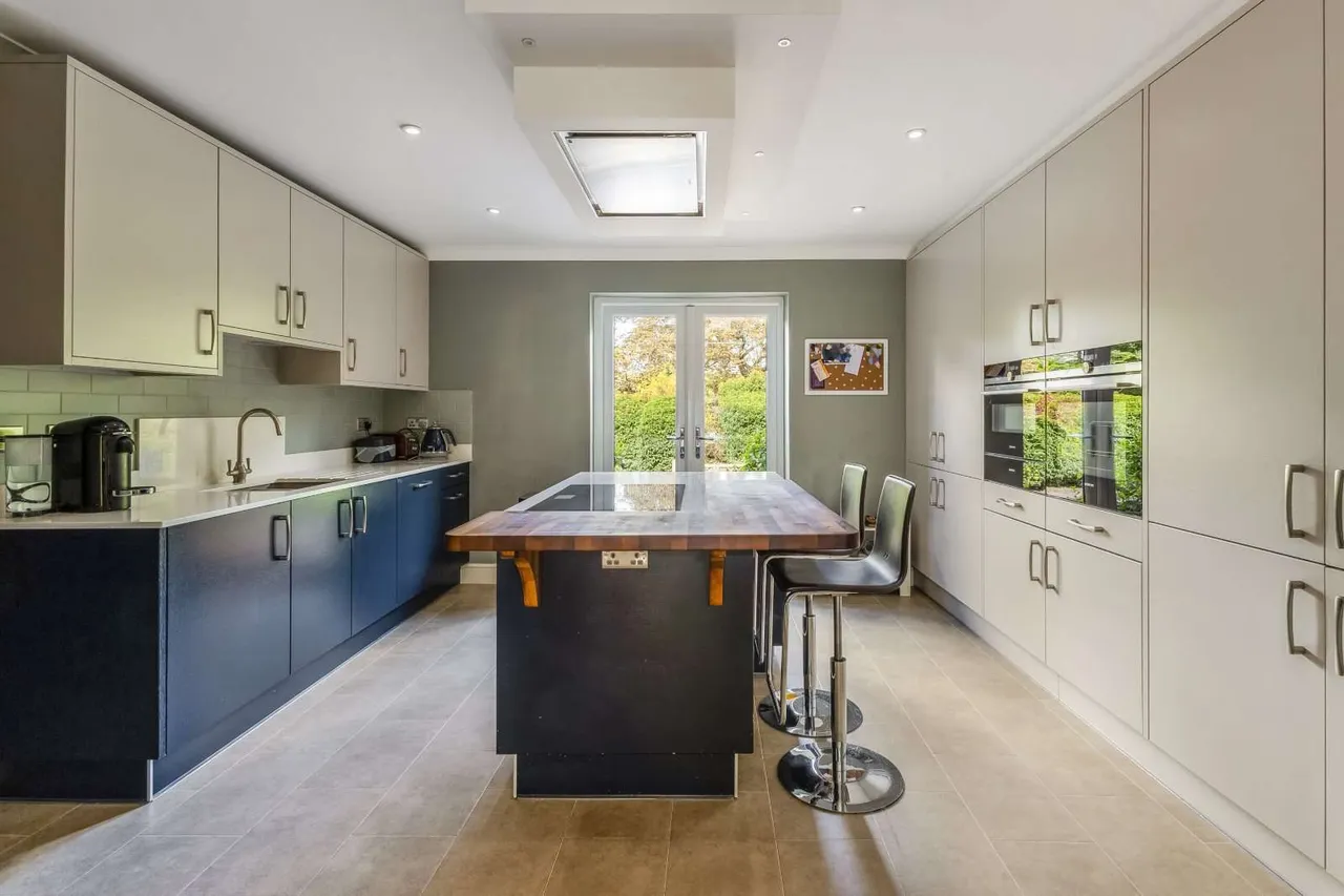The Fairfield, Farnham, Surrey, GU9 8AJ, photo 2