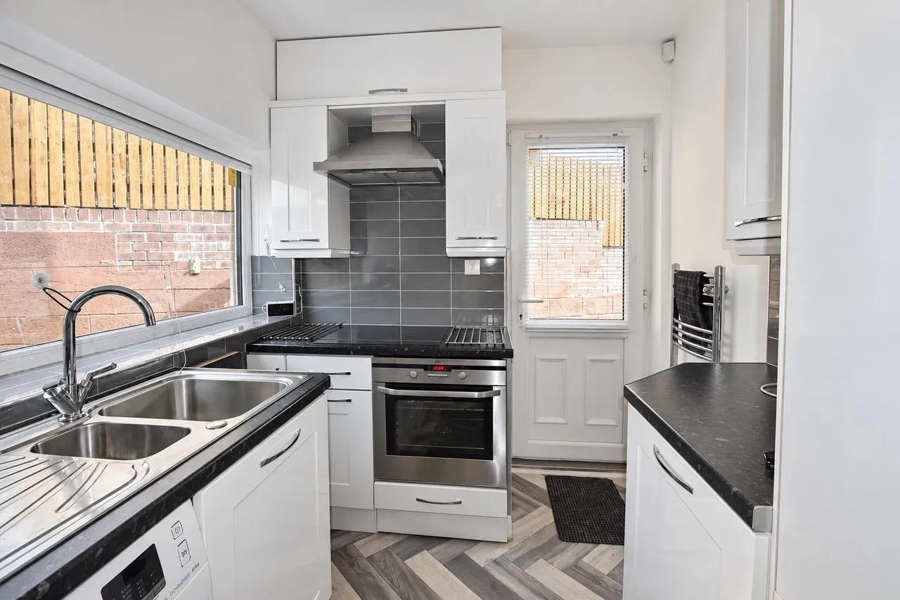 Chapel Avenue, Heckmondwike, WF16, photo 3