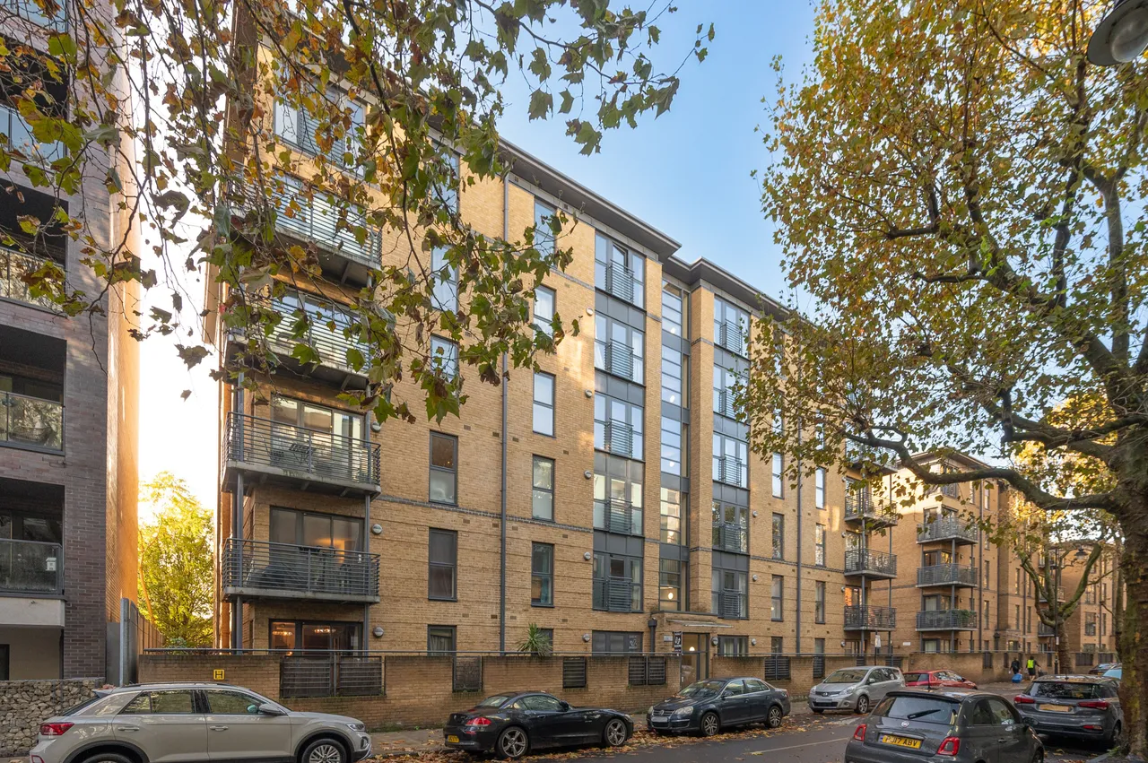 1 bed flat for sale — 37 Sandover House, 124 Spa Road, London