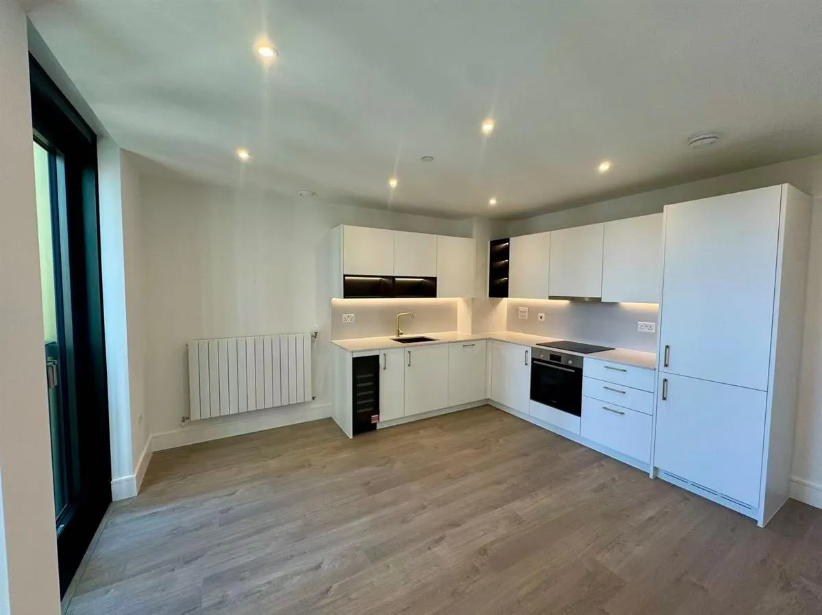 2 bed flat to rent — Redwood tower，twelve trees park