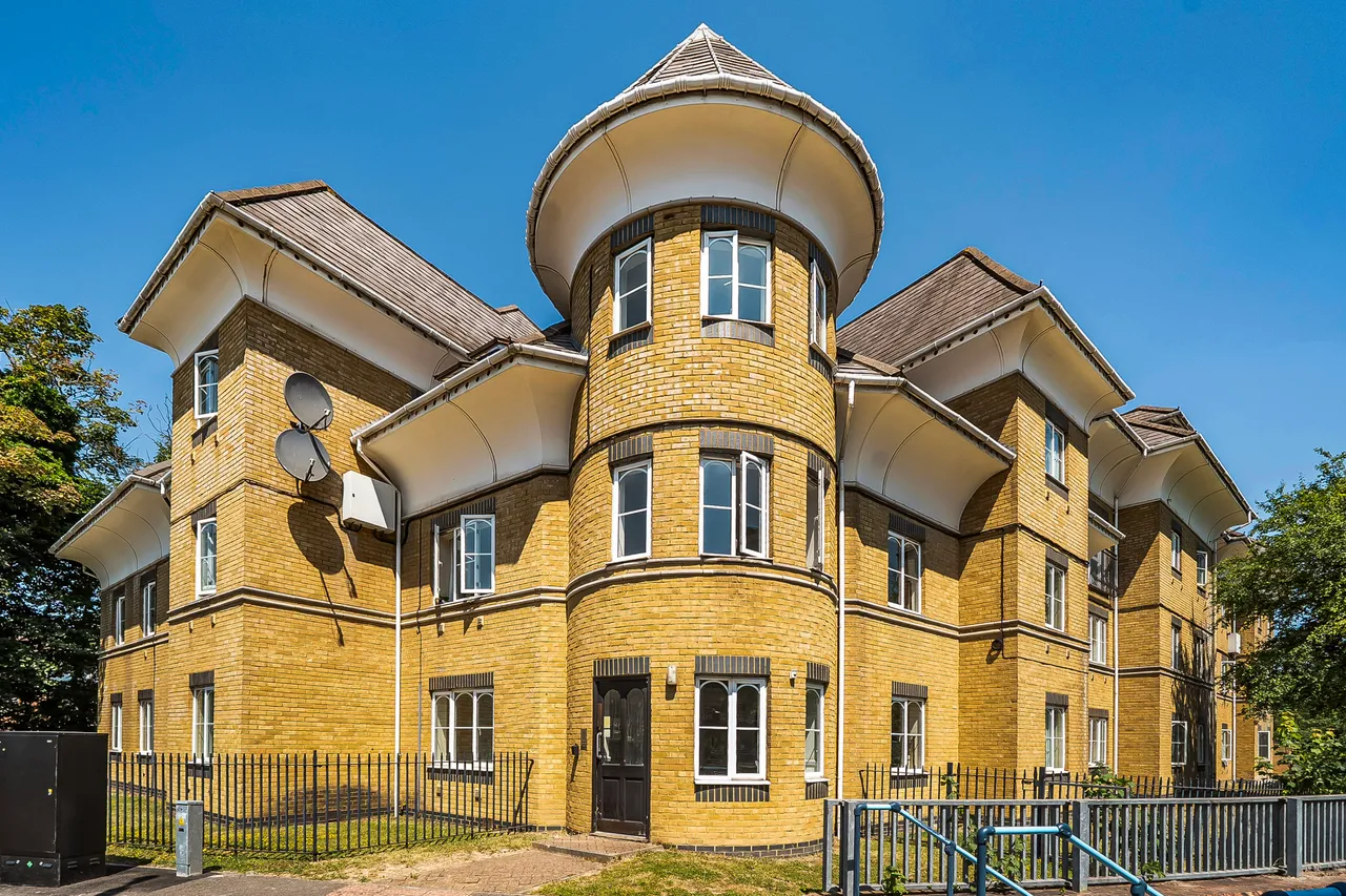 2 bed flat to rent, Woking, GU21