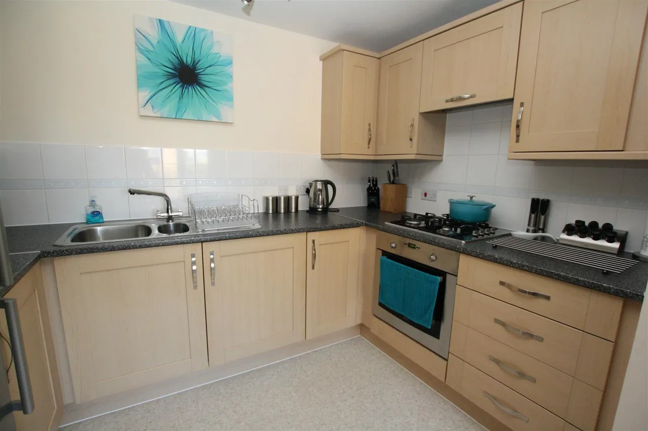 Commonwealth Drive, Crawley, RH10, photo 3
