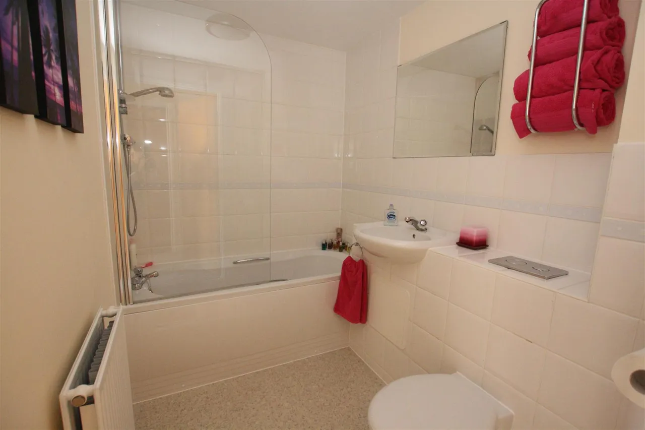 Commonwealth Drive, Crawley, RH10, photo 7
