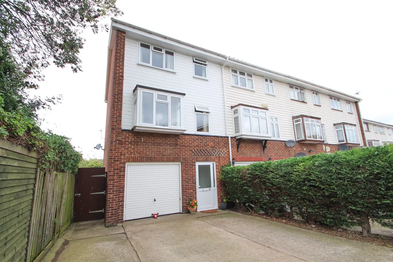 4 bed house for sale — Glendale Way, London